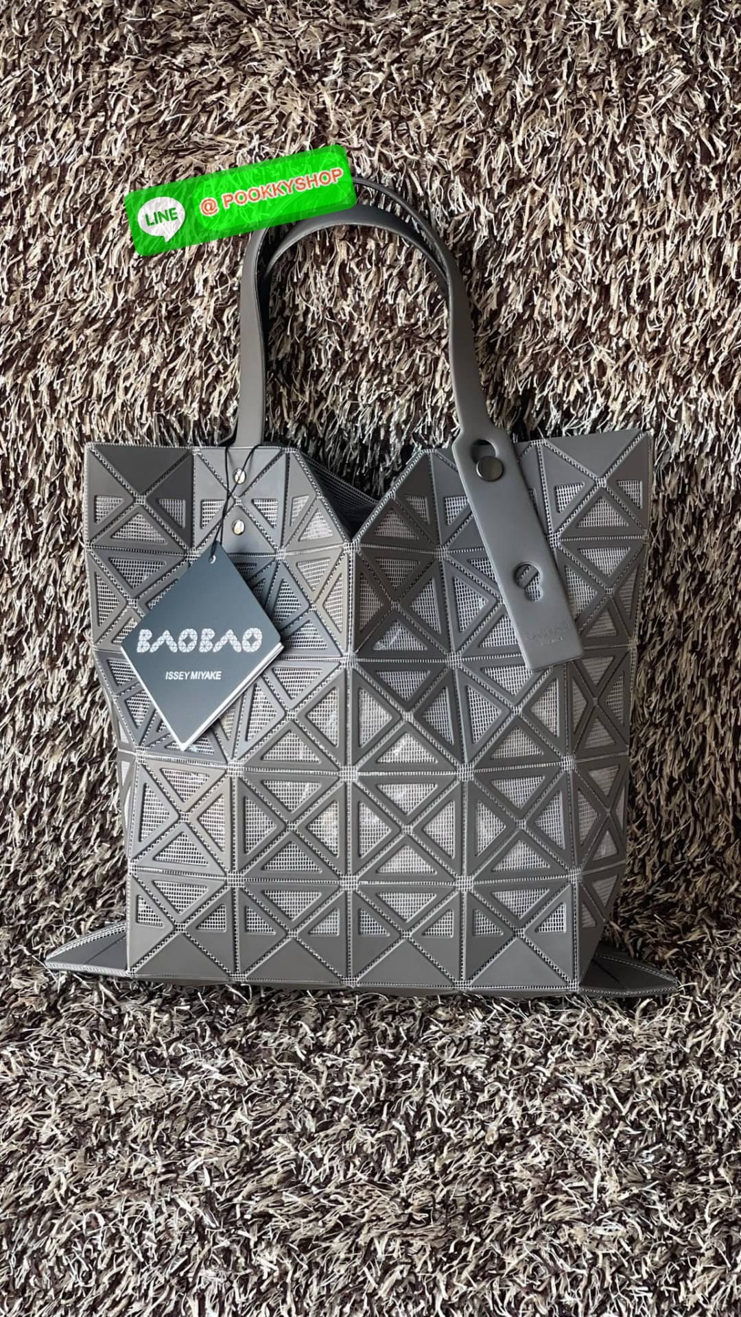 Baobao issey miyake frame tote 6x6 กระเป๋าที่มองทะลุได้เหมือนตะกร้าและให้ความรู้สึกสดชื่น รูปลักษณ์ที่ดูเหมือนมองทะลุได้มากกว่าที่เคยถูกสร้างขึ้นโดยการนำชิ้นส่วนสามเหลี่ยมออกให้กลวงและเหลือไว้เพียงกรอบเท่านั้น ขนาดกำลังดี สามารถใส่ของมีค่าได้ เช่น กระเป๋า