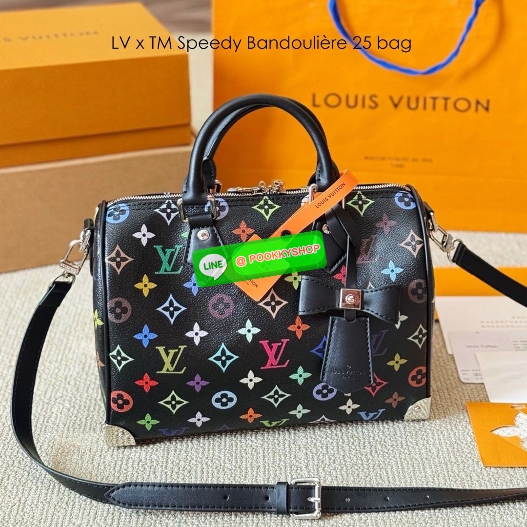LV x TM Speedy Bandoulière 25 bag กระเป๋าทรงหมอน รุ่นใหม่ท็อปฮิต สวยหรูโดดเด่น มีชีวิตชีวาในคอลเล็คชั่น LV x Murakami ด้วยลายโมโนแกรมสุดไอคอนิกเปี่ยมสีสันที่รังสรรค์ขึ้นใหม่จากพาเลตต์สีสุดป๊อปอันเป็นเอกลักษณ์ของศิลปินชาวญี่ปุ่น ดีไซน์กระเป๋าสุดคลาสสิก รูป