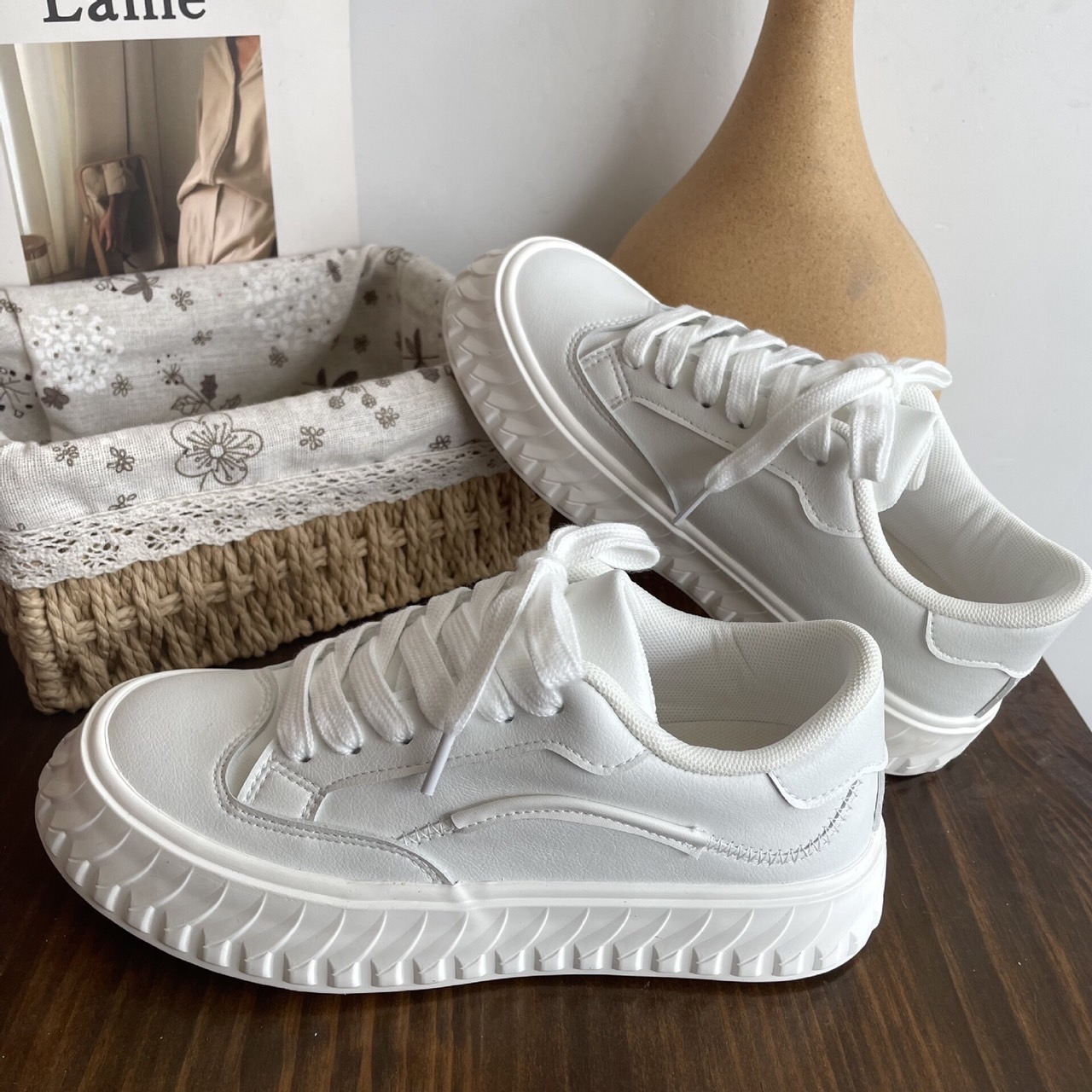 สินค้าขายดี พร้อมส่งค๊าา sport shoes รองเท้าผ้าใบ งานแฟชั่นงานเกรดพรีเมี่ยม พื้นนิ่มมากคะ 👟 ใส่สบายจะแมตช์กับกางเกง👖หรือกระโปรง👗ก็ได้ค่ะ แม่ค้าคอนเฟริม ห้ามพลาดเลยจ้าตัวนี้แนะนำ อย่าช้ารีบเลย