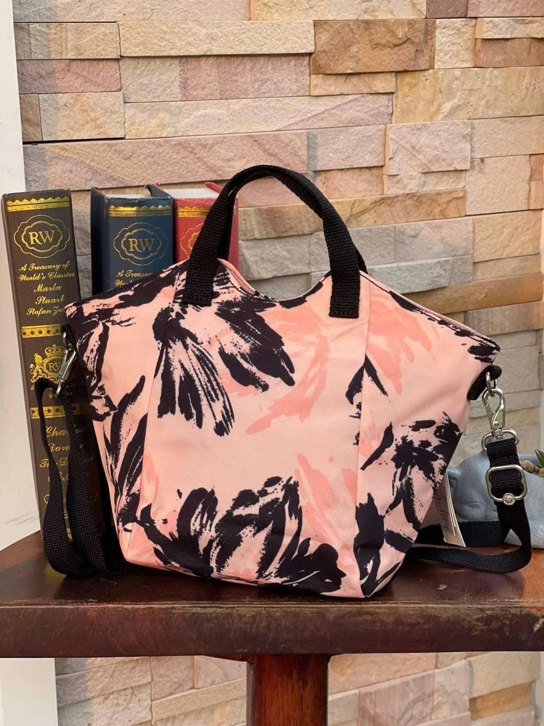 💕 Kipling Nori Small Cross-Body Bag อีกหนึ่งคอลเลคชั่นที่น่าสนใจ ขนาดกำลังพอดี น้ำหนักเบา เปิดปิดด้วยซิปเดียว ภายในใส่มินิไอแพค กระเป๋าสตางค์ หรือของใช้จุกจิกได้เยอะเพิ่มสายสะพายปรับสั้นยาวและถอดออกได้ ประดับด้วยพวงกุญแจลิงเป็นสัญลักษณ์ น่ารักใสๆอ