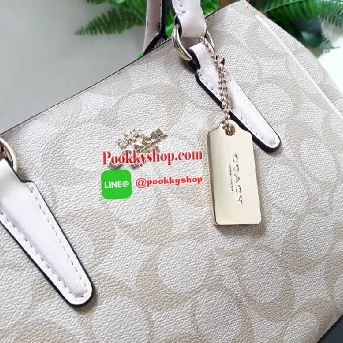 COACH F67027 MINI SURREY CARRYALL IN SIGNATURE CANVAS (COACH F67027) รุ่น 9 นิ้ว Coach ทรง prada รุ่นนี้มี 2 ซิป และช่องใส่ของด้านในเยอะมากๆ เกินคุ้มเลยทีเดียว พลาดไม่ได้แล้วววว ✔หูจับยาว4นิ้ว ✔สายสะพายยาว23นิ้ว