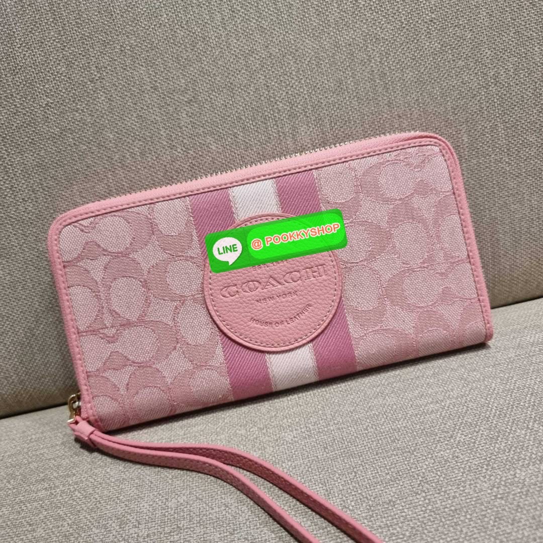COACH C9073 DEMPSEY LARGE PHONE WALLET IN SIGNATURE JACQUARD WITH STRIPE AND COACH PATCH พร้อมเสิร์ฟความเลิศหรู กับคอลใหม่ล่าสุด กระเป๋าสตางค์ใบยาวกึ่งคล้องมือ สีสุดละมุน ถือใช้คือขับผิวสุด!! วัสดุผ้า jacquard สลับหนัง pepble มาพร้อมสายคล้องมือในตัว กันหล