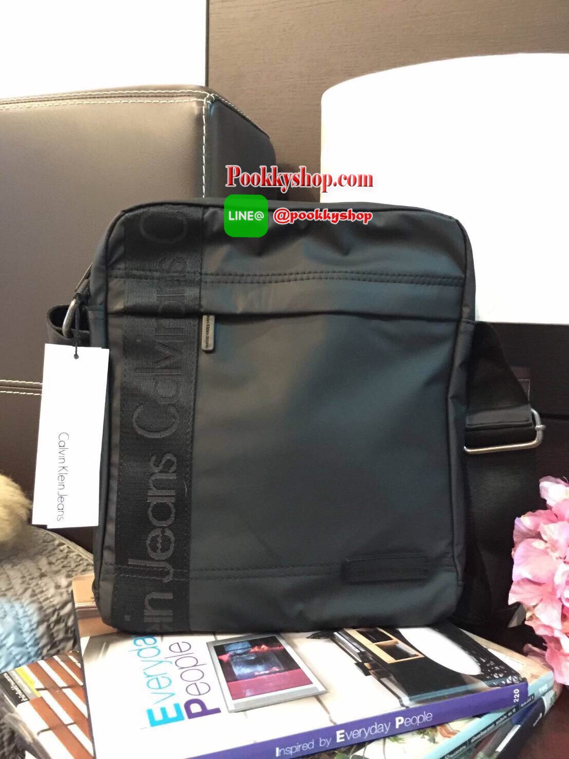 Restock! "CALVIN KLEIN" JEANS CROSSBODY BAG (Size L) กระเป๋าสะพายรุ่น Limited Edition จาก Calvin Klein Jeans วัสดุ Nylon + Polyester 100% คุณภาพดีเนื้อนิ่มน้ำหนักเบา กันน้ำ ด้านหน้ามีโลโก้ Calvin Klein Jeans พร้อมช่องซิป1ช่อง เปิดปิดด้วยซิปสะดวก