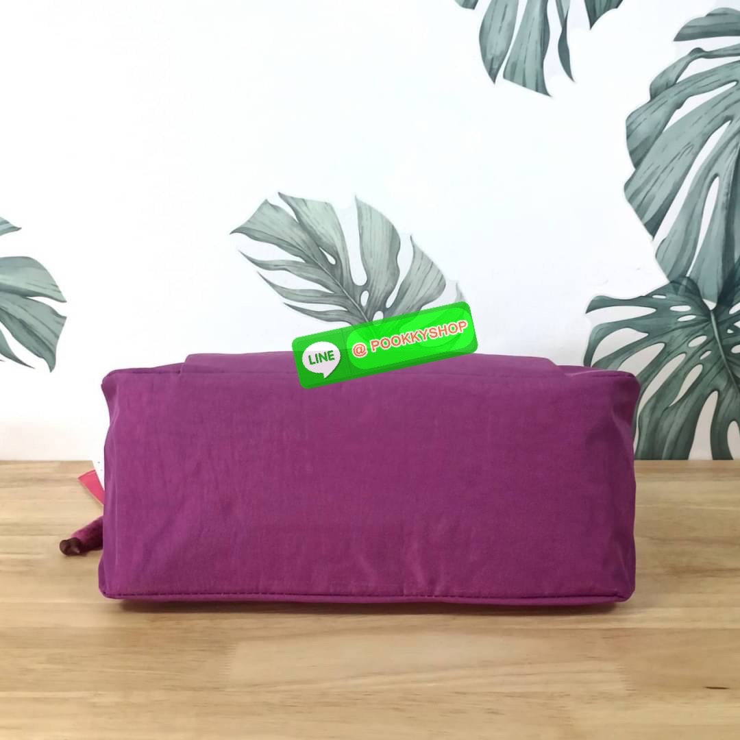 KIPLING ELISE HANDBAG กระเป๋าถือและสะพายไหล่ วัสดุ Nylon +Polyester ขนาดกำลังพอดี จุของได้มาก มีหูจับสองสาย ถือสะดวก น้ำหนักเบา มีช่องซิป ด้านหน้า ช่อง กระเป๋าหลักเปิด-ปิดด้วยซิป มี3 ช่องว่างใส่ของได้จุมากๆ ใส่มือถือได้ กระเป๋าสตางค์ใบยาว และ เครื่องสำอาง