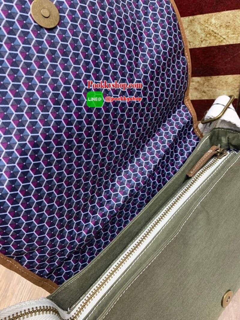 Kipling CARTERA KOUROU Crossbody Bag รุ่นใหม่สำหรับทรงครอสบอดี้ สไตล์สุดฮิตกับการใช้งานที่ง่าน หยิบจับของได้อย่างสะดวกสบาย เปิดปิดด้วยกระดุมแม่เหล็กและซิปด้านใสเพิ่อความปลอดภัย วัสดุ 100% Polyester ลายผ้าบุด้านในดูมีดีเทล สายสะพายปรับได้ฟรีไซส์ ปรับดับพวง