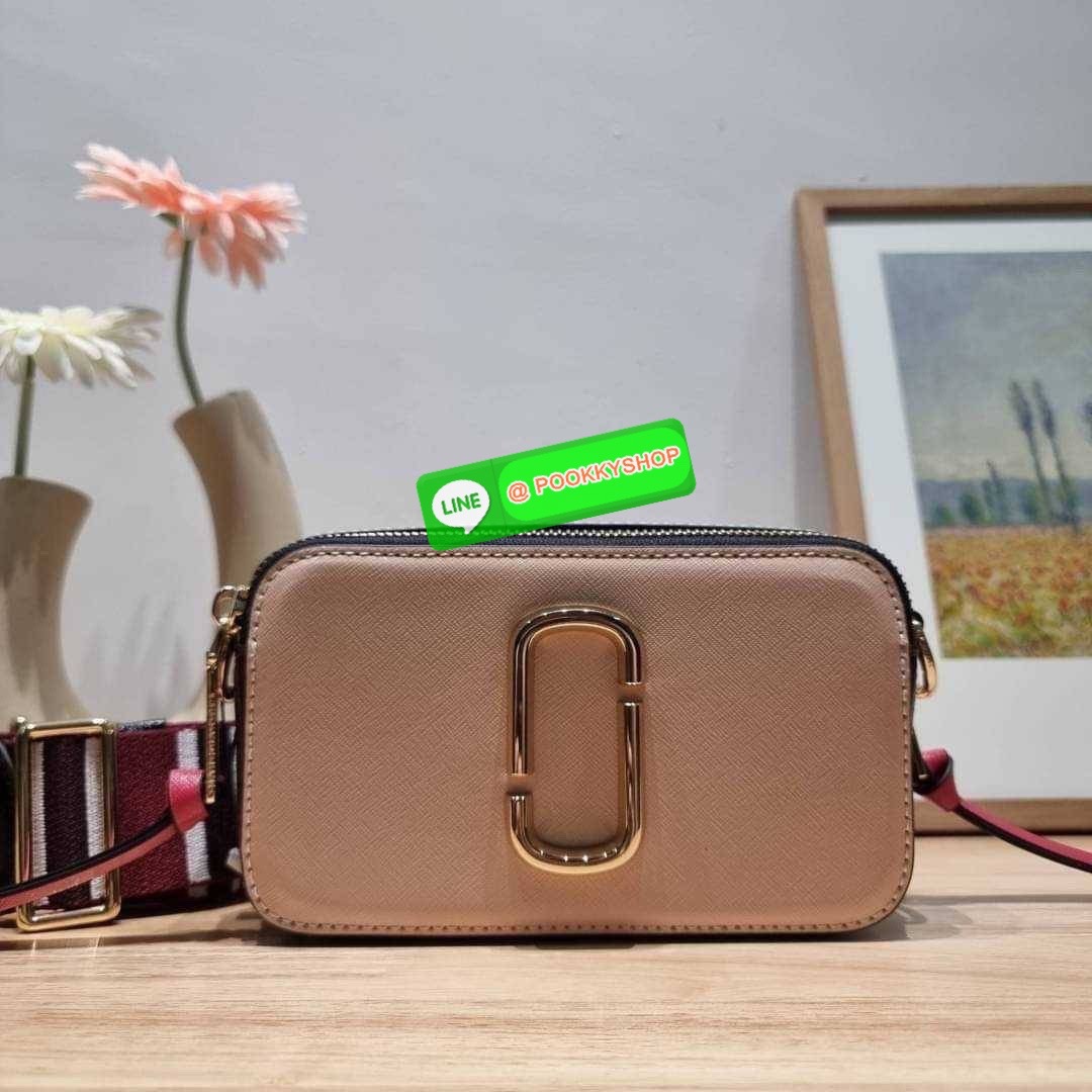 MARC JACOBS THE SNAPSHOT CAMERA BAG ไอเท็มยอดฮิตที่โดดเด่นเป็นเอกลักษณ์ กับกระเป๋าสะพายข้างสุดปัง เรียกได้ว่าไม่ซ้ำใคร!! วัสดุหนังวัว สวยอยู่ทรง เปิด-ปิดกระเป๋าด้วยซิป มีซิปหลัก 2 ช่อง แบ่งสัดส่วนไว้ดีมาก มาพร้อมสายสะพายสปอร์ตเส้นใหญ่ ที่ออกแบบโทนสีมาให้เ