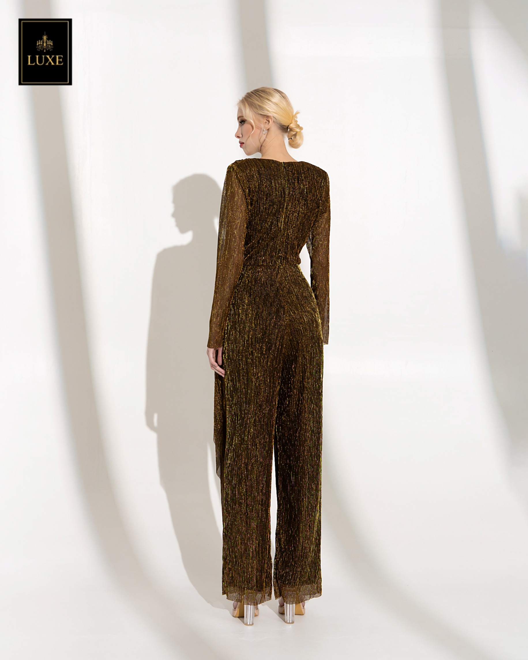 จั๊มสูทแฟชั่น จั๊มพ์สูทเสื้อคอวีป้ายแขนยาว กางเกงขากระบอกตรง