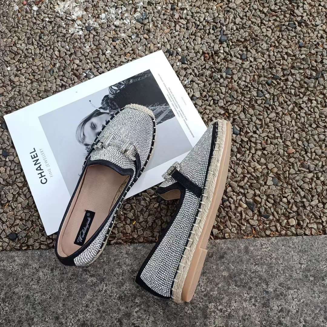 พร้อมส่งคะ Slip on shoe งาน slip on signature ของทางร้าน (เพชร)เพชรวิ้งวับเกร๋ๆ สวยยืน1 🥇มาแล้วจ้า ทรงสวยอย่างดี งานเกร๋เรียบหรูดูแพง 👑ตัวนี้ห้ามพลาด ใส่สบายจะแมตช์กับกางเกง👖หรือกระโปรง👗ก็ได้ค่ะ แม่ค้าคอนเฟริม ห้ามพลาดเลยจ้