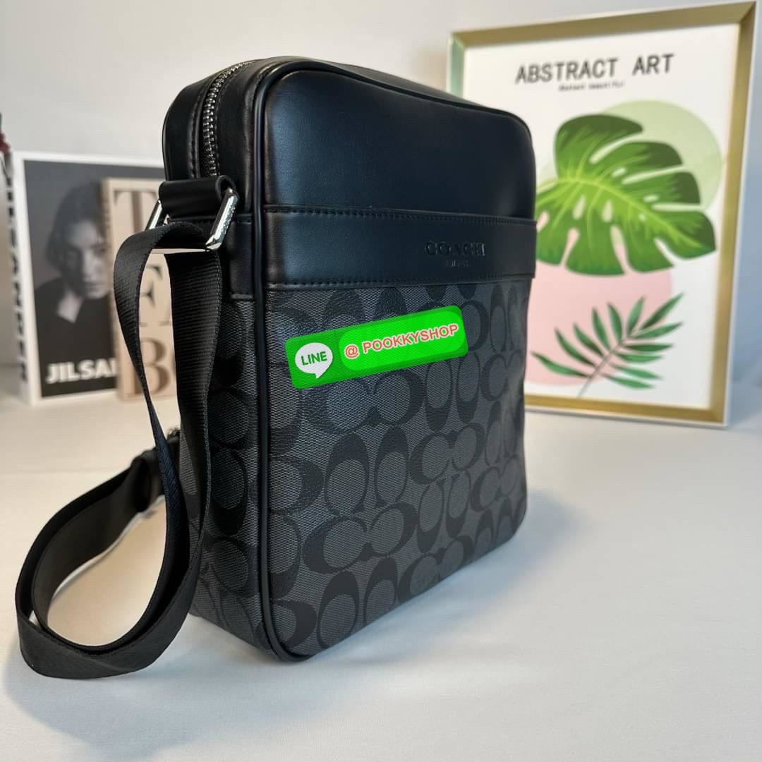 กระเป๋า Coach CHARCOAL/BLACK (COACH F54788) กระเป๋าสะพายซิกเนเจอร์เคลือบ PVC พร้อมขอบหนังปิดด้วยซิป ซับในผ้าด้านนอก: กระเป๋าแบบเปิดด้านหน้าหนึ่งช่องและกระเป๋าแบบเปิดด้านหลังหนึ่งช่อง ด้านในมีซิปและกระเป๋าเอนกประสงค์ สายปรับได้สำหรับสะพายไหล่หรือสะพายข้าง