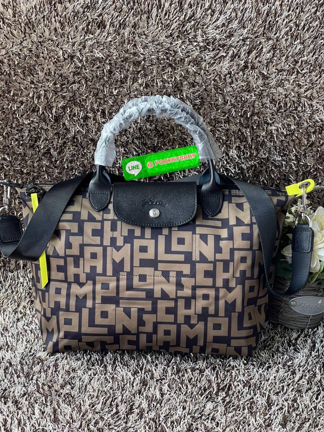 💕Longchamp LE PLIAGE LGP TOP HANDLE BAG M พบกับคอลเลคชั่นใหม่ล่าสุด มีดีไซน์ที่เรียบหรูและคลาสสิก แฝงด้วยลูกเล่นแบบเฟมินีน แถมยังมีน้ำหนักเบาอย่างไม่น่าเชื่อ มาพร้อมกับหูจับกระเป๋าคู่และฝาปิดแบบกระดุม กระเป๋าถือใบนี้สามารถใช้ถือแบบทั่วไป มีสายสะพา