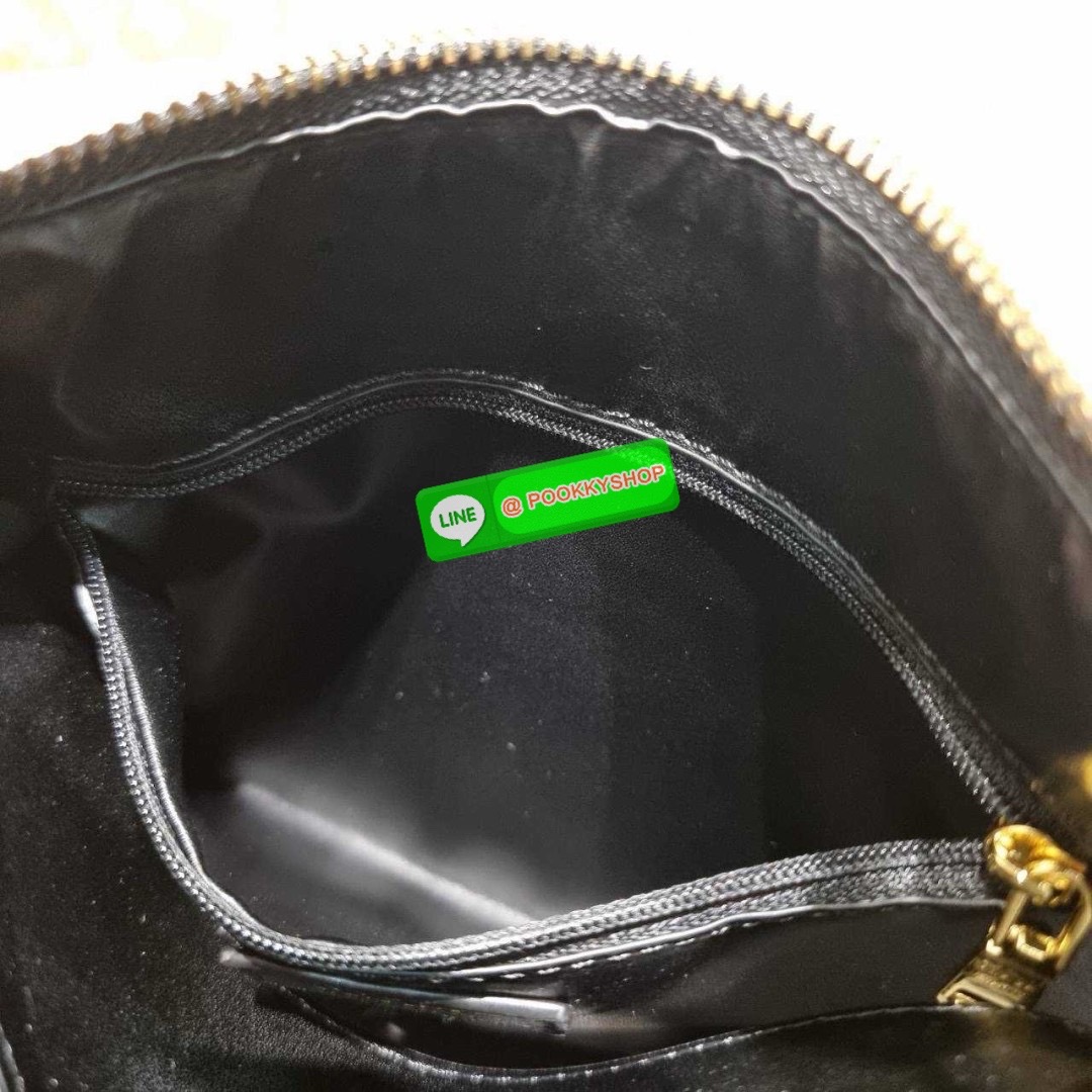 PRADA MEDIUM LEATHER HANDBAG 🔆 Details สะเทือนวงการแฟชั่นแบบสุด! กับกระเป๋าสะพายไหล่พรีเมี่ยมกิ๊ฟ ดีไซน์เก๋และมาแรงมาก สาวๆหนุ่มๆติดแกลมต้องไม่พลาด สวยดูแพง หูสะพายคล้องไหล่สะดวก ปากกระเป๋ามีซิปรูดเปิดปิดง่าย ภายในแบ่งสัดส่วนสวย โล่งกว้าง มีทั้งช่