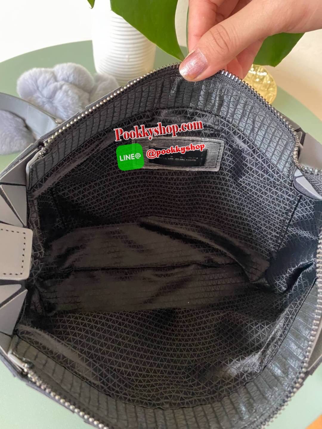 ใหม่ล่าสุด กระเป๋า จากแบรนด์ David Jones กระเป๋าถือ/สะพายข้างดีไซน์เกร๋มาก สีสวยหรูมาก ขนาดกำลังดีเลย น้ำหนักเบามากคะ ภายในมีช่องเก็บของจุกจิกได้ พิเศษ !! แถมน้องกระต่ายขนฟู เข้าset กับกระเป๋าเลยค่า น่ารักมากๆ มีถุงผ้าแบรนด์ให้คะ ใบจริงสวยมากคะ ดีต่อใจ มี