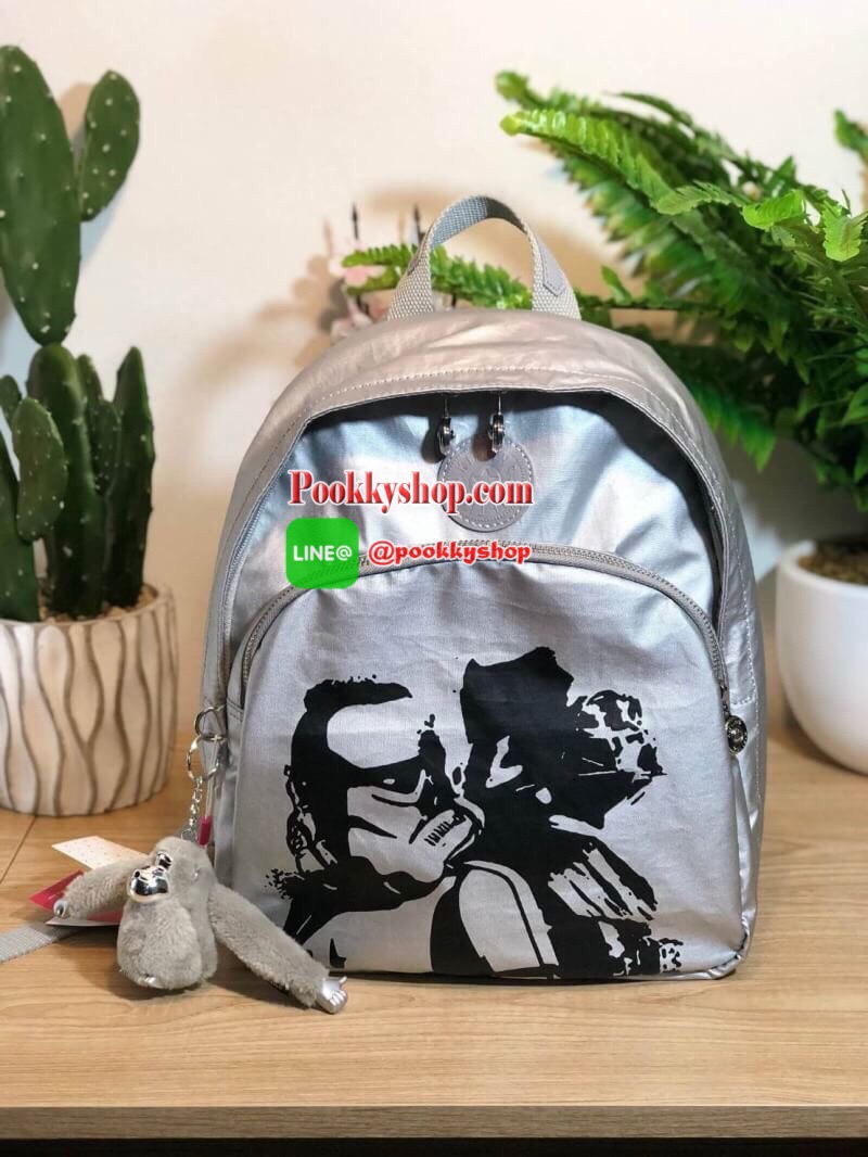 Kipling Disney's Backpack collection สุดน่ารักจากแบรนด์ kipling ขนาดกำลังน่ารักพอเหมาะสำหรับใส่ของระหว่างวัน และช่องจัดเก็บอีกหลากหลายรูปแบบ ดีไซน์สวยนับเป็นอีกหนึ่งกระเป๋าเป้ที่พร้อมให้คุณได้สะพายออกไปข้างนอกได้ทุกวันอย่างมั่นใจ เพราะแมทช์เข้ากับทุก