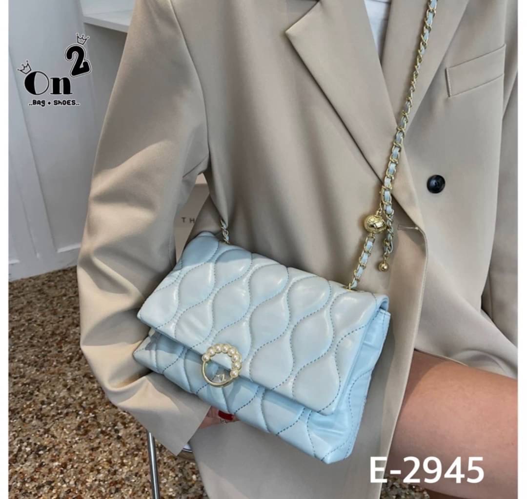 กระเป๋าสะพายมาใหม่ งานสไตล์แบรนด์ เปิดหน้า สายสะพายยาวแบบครอสบอดี้หรือดึงขึ้นสะพายข้างได้ค่ะ