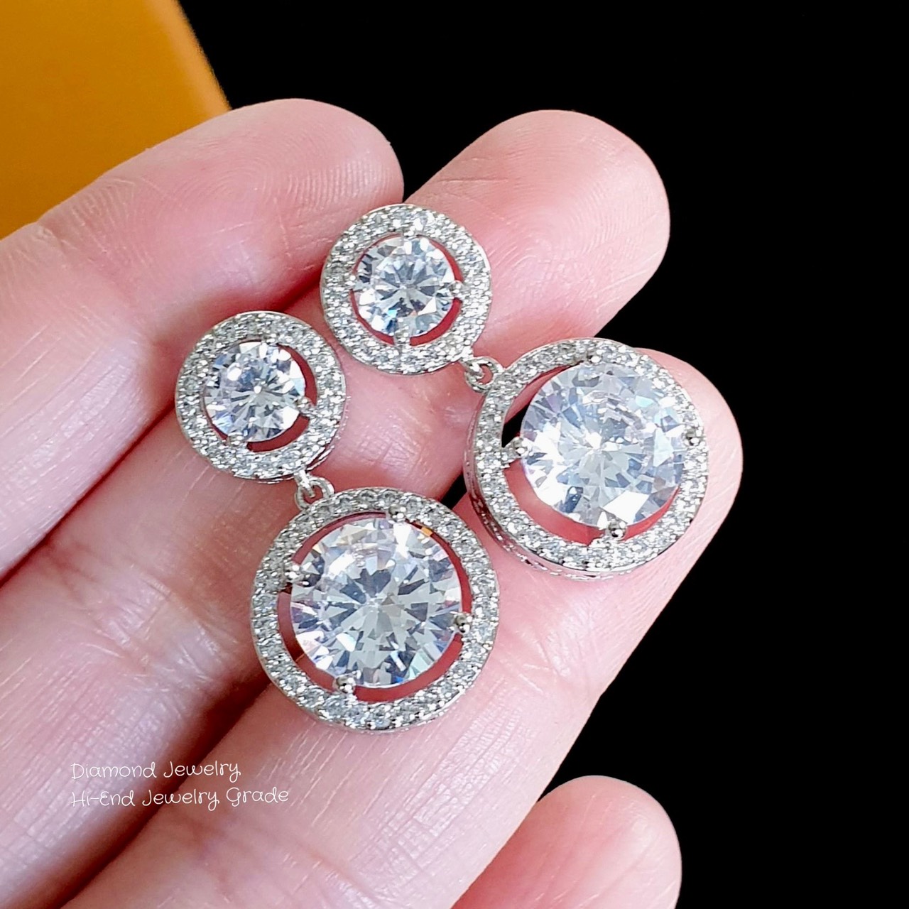 New Arrival !!! Diamond Earring ต่างหูเพชร ต่างหูออกงาน ตกแต่งด้วยเพชร CZ แท้ งานสวยน่ารัก ดีไซส์เก๋มากๆค่ะ เพชรวิ้งที่สุด มีคลาสมากๆค่ะ ดีไซส์สวยดูผู้ดีมากๆค่ะ งานรุ่นการันตีความสวยเลยนะคะ เพชรวิ้ง เพชรเยอะ เพชรละเอียดม้ากกกก เพชรสวยมากกก ดีไซส์โมเดินสวย