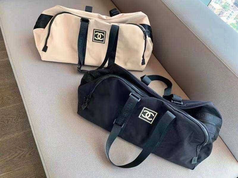 กระเป๋าเดินทาง CHANEL มีสายสะพาย งานสกรีนอย่างดีช่วงนี้ท่านใดมีการเดินทางบ่อยๆควรมีติดตู้นะค่ะ ใส่สัมภาระได้มากมายหลายอย่างเลยค่ะ จะหิ้วหรือสะพายได้หมดคร้าาา