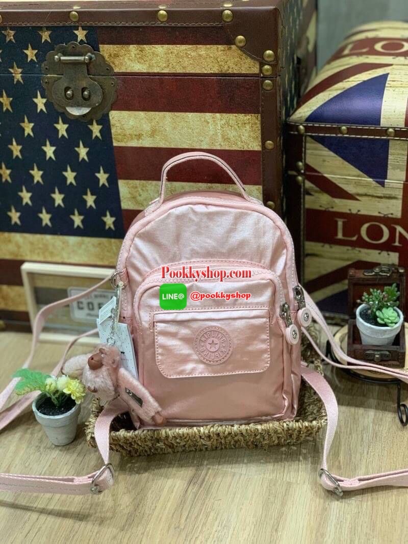Kipling alber solid Convertible mini backpack (HD7349) กระเป๋าเป้ขนาดมินิ สไตล์3in1 ที่สามารถถือ/สะพายข้างหรือเป็นเป้ก็ได้ มีช่องซิปใช้งาน2ช่อง ภายในแบ่งเป็นช่องเล็กใส่ของจุกจิก ด้านหน้าเพิ่มช่องเล็กเปิดปิดด้วยกระดุมแม่เหล็ก มาพร้อมพวงกุญแจลิงขนปุกปุยและส