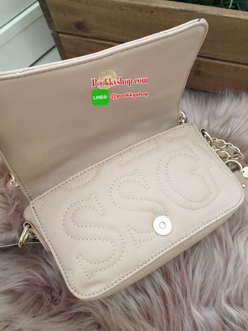 Guess Woman's Crossbody Bag กระเป๋าสะพายข้าง รุ่นนี้มีสายคล้องมือเป็นพวงกุญแจ สามารถถอดออกได้ และมีดีเทลเก๋ๆ ที่คล้องมือเป็นโลหะชื่อแบรนด์ร้อยหนัง สามารถเคลื่อนได้ในสาย เปิดปิดด้วยกระดุมแม่เหล็ก ด้านในเป็นช่องกว้าง บุผ้าลายแบรนด์ มาพร้อมสายสะพายยาวโซ