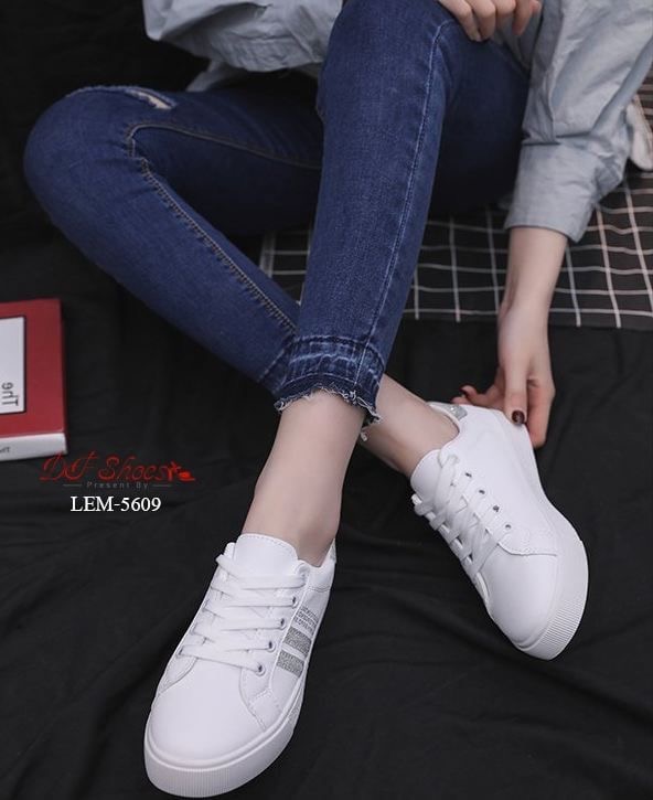 สินค้าพร้อมส่ง รองเท้าผ้าใบนำเข้า วัสดุผ้าหนัง PU ดีไซน์ด้านข้างตาดแถบเส้นกริตเตอร์ เล่นแสงเล็กน้อย แมทง่ายกับทุกชุดค่ะ