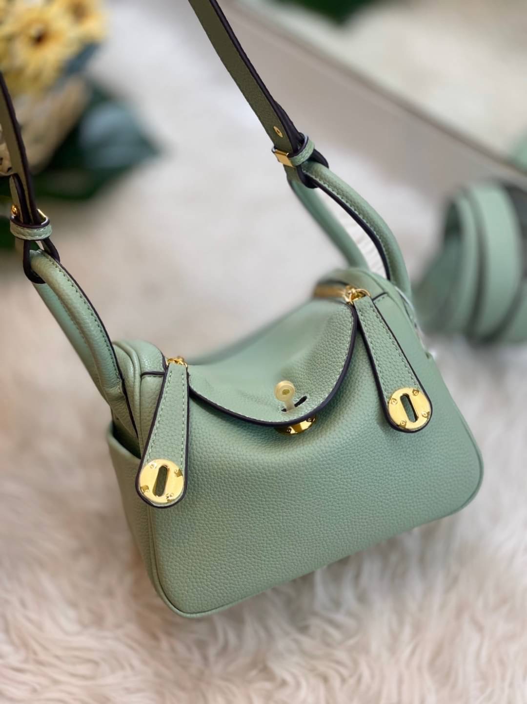 กลับมาเเล้วค่า Lindy 20cm หนัง PU premium ที่ลูกค้าถามกันมาเยอะมากกก รอบนี้หนังสวยมากๆๆ สายสะพายแบบเรียบหรู มีห่วงรัดสายสองข้าง มี 2 สายนะคะ มีซิลิโคนปิดลูกบิดกันรอย งานเนี้ยบสุด ยิ่งใช้ยิ่งนิ่มมม กระเป๋าทรงสวยนุ่ม Flexible มากๆ จุของได้ทุกสิ่ง จะใช้ไปทำง