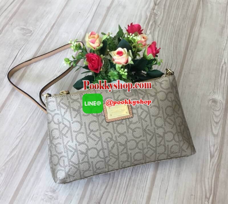 New arrival !!! Calvin Klein Crossbody Bag กระเป๋าสะพายขนาดน่ารัก วัสดุ PVC คุณภาพดี หนังนิ่ม น้ำหนักเบา ตัวกระเป๋าออกแบบลาย CK ทั้งใบ ด้านหน้าประดับด้วยโลโก้แบรนด์สวยหรู หัวซิปเป็นหนังง่ายต่อการใช้งาน ช่องหลักเปิดปิดกระเป๋าด้วยซิป ด้านในโล่งกว้าง มีช่องซ