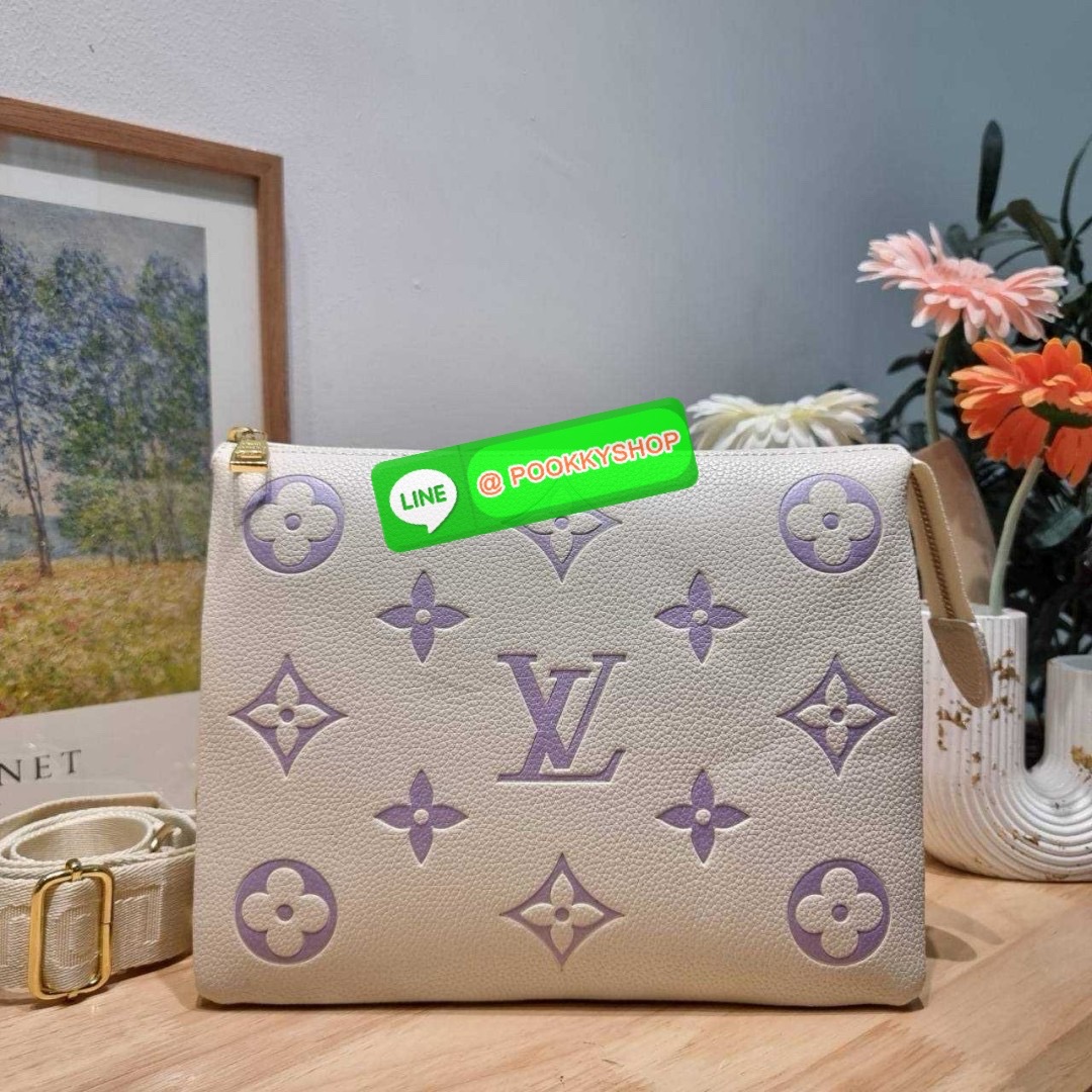 LV coussin pm bag 🔆 Details กระเป๋าสะพายกึ่งคลัชท์ สุดล้ำ ดีไซน์ใหม่ สีลิมิเต็ด ล่าสุดจากเคาน์เตอร์ duty free มาแรงมาก ด้วยความสวยปังตั้งแต่แรกเห็น มาพร้อมสาย 2 เส้น สวยลัคชูแบบสับๆ มีสายโซ่ที่มีดีเทลละเอียดไม่ซ้ำ และสายสปอร์ตครอสบอดี้ ที่จะคล้องไ