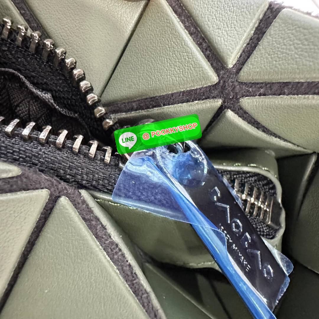 Bao Bao issey Miyake Tonneau Small Matte Bao Bao Issey Miyake รุ่น TONNEAU (ทอนโนะ) กระเป๋าทรง Boston Bag ที่โดดเด่นด้วยลายแพทเทิร์น 3 เหลี่ยมด้านเท่าเรียงต่อกัน ทำให้กระเป๋าใบนี้มีความโดดเด่นทั้งในเรื่องของดีไซน์ที่ทันสมัย และการใช้งานที่ครบทุกฟังก์ชั่น