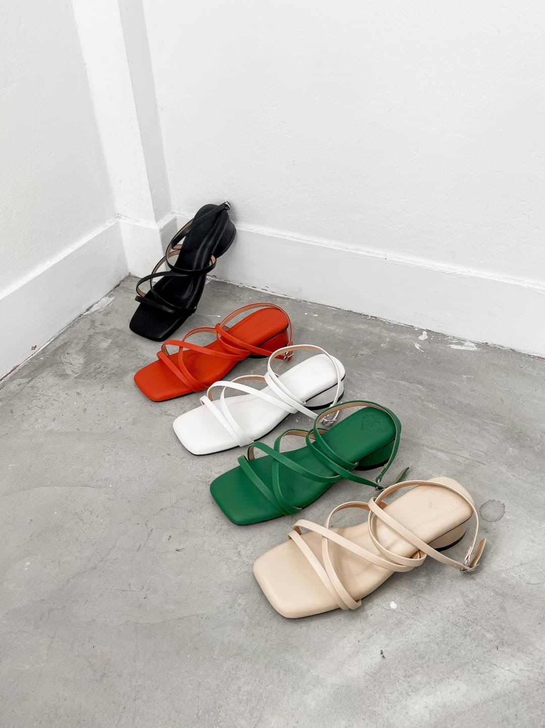 รองเท้าส้นสูงกำลังดี 1.5 นิ้ว ใส่เดินไม่เมื่อย มีสายรัดข้อ ใส่ได้หลายโอกาส พื้นปูฟองน้ำหนาพิเศษ นุ่มมากๆ สายรัดข้อเป็นตะขอเกี่ยว ใส่ง่ายค่า