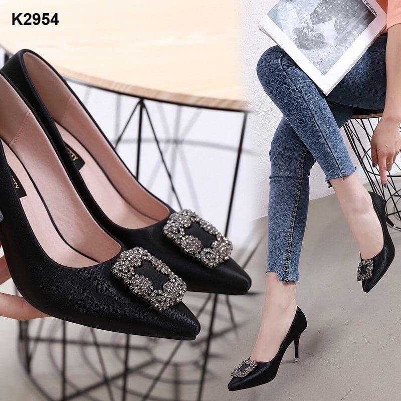 สินค้าพร้อมส่ง มาใหม่จ้าาา รองเท้าคัชชูงานผ้าซาติน สวยหรูเลยจ้าาา ทรงขายดี งานสวยเป๊ะทุกอณู คัชชูทรงหัวแหลมติดอะไหล่ ส้นเข็มสูง 3.5 นิ้ว ใส่ทำงาน ใส่ออกงานได้หมดจ้าา