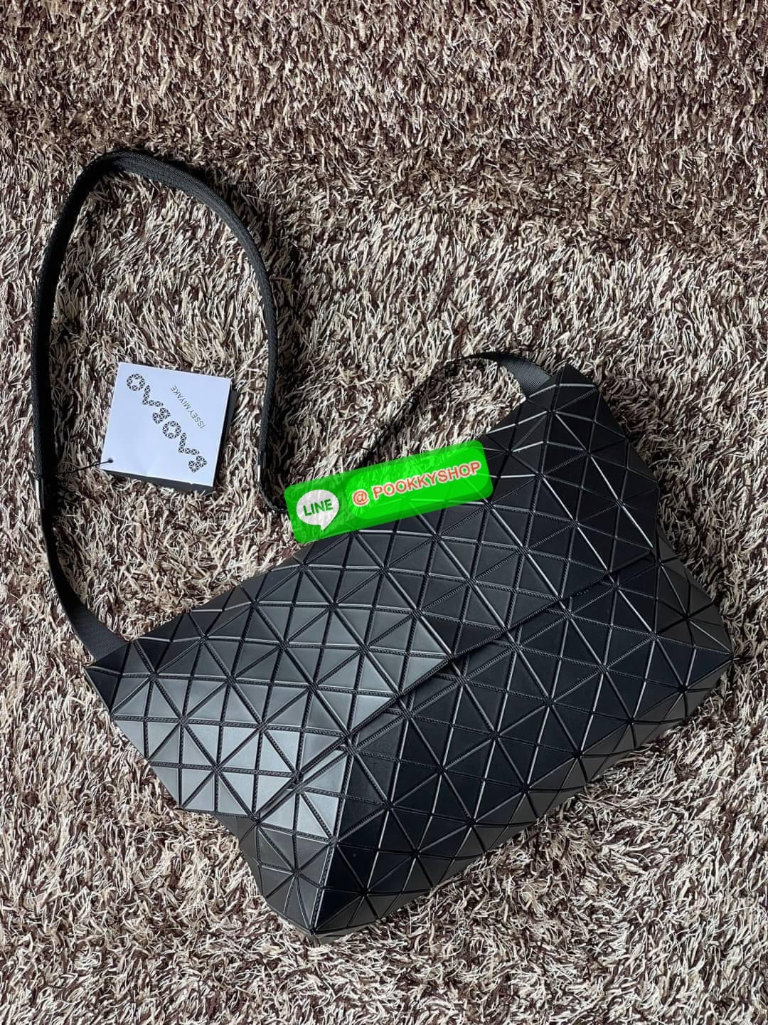 💕Baobao Issey Miyake Prism Sac ชาวมินิมอลทั้งชายและหญิงต้องถูกใจรุ่นนี้ เพราะ Prism Sac เป็นกระเป๋าแบบ unisex ที่มาพร้อมกับความเรียบง่ายของวัสดุเนื้อแมตต์ แต่ให้ลุคสไตล์เท่แบบคูลๆ โดดเด่นด้วยดีไซน์ที่ออกแบบมาให้ใช้งานที่ง่าย ตอบโจทย์ทุกสถานการณ์ฝา