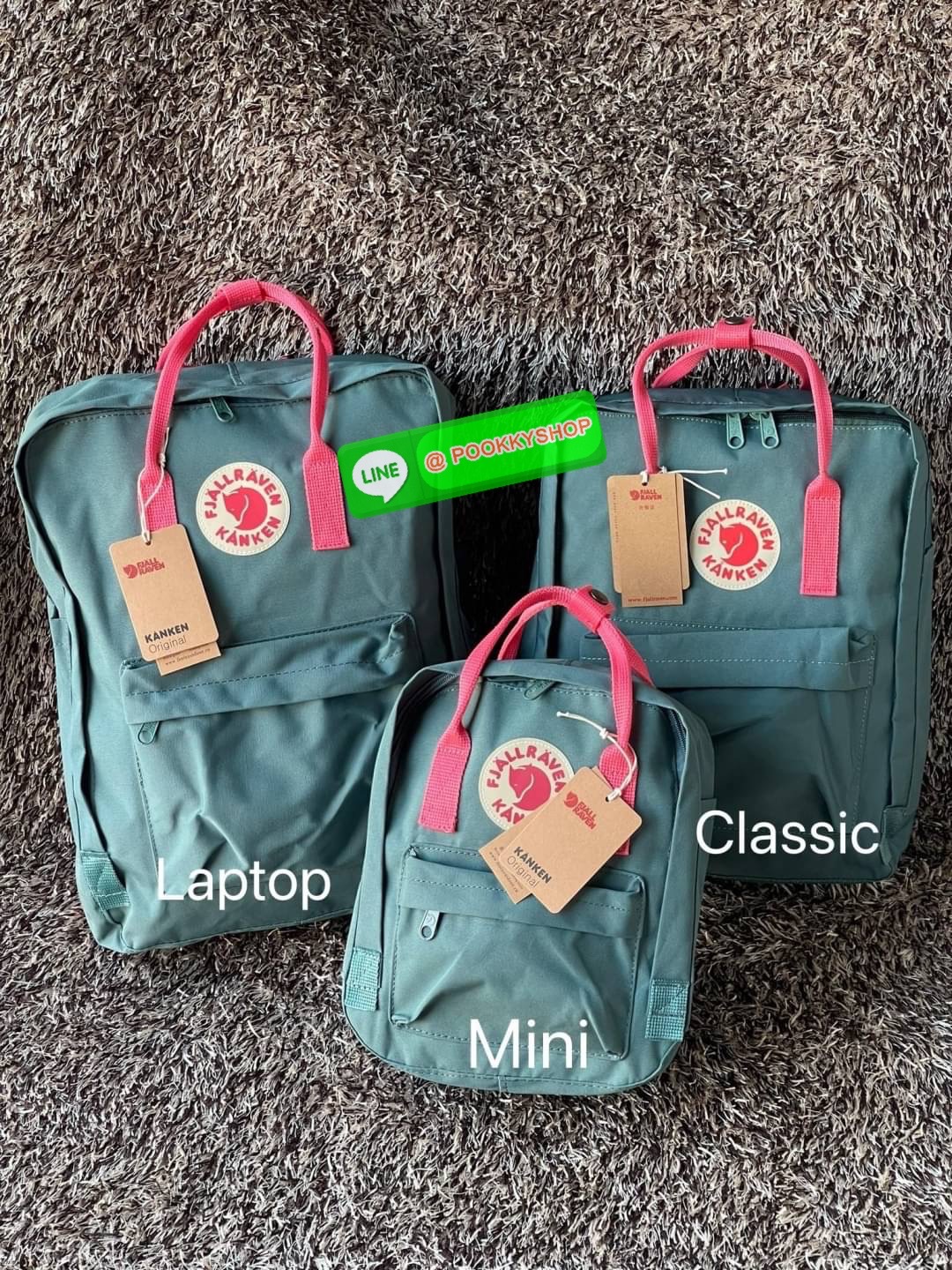 Fjallraven Kanken backpack รุ่น Classic แบรนด์ดังจากสวีเดนที่นิยมกันมากในหมู่วัยรุ่น กระเป๋าเป้ที่มีน้ำหนักเบา แต่มีความทนทาน และช่องว่างต่างๆมากขึ้น มีซิปหน้าสำหรับใส่ของกระจุกกระจิก และหูหิ้วทั้งด้านหน้าและด้านหลัง สำหรับการหิ้วถือได้สะดวก จุดเด่นที่ทำใ