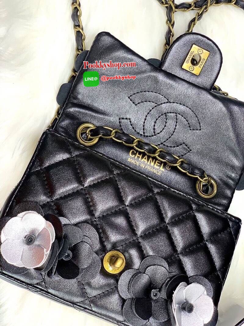 New Chanel Camellia Beauty 💄ลายดอกคามีเรีย อันเป็นสัญลักษณ์แบรนด์ เปิดปิดด้วยตัวล๊อกหมุน มีสายสะพายร้อยหนัง สะพายได้ 2 แบบ ซับในหนัง ใส่มือถือได้ทุกรุ่น กระเป๋าสตางค์ใบกลาง ของใช้อื่นๆได้