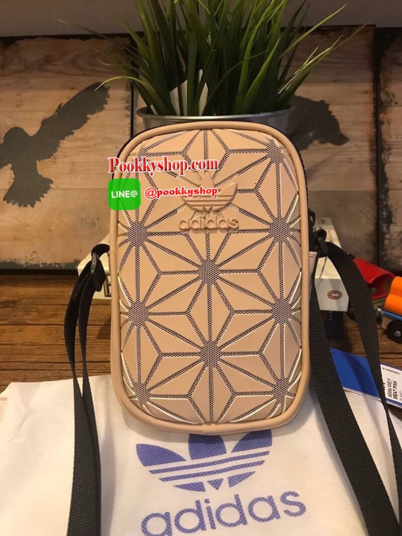 Adidas 3d airliner mini shoulder bag กระเป๋าสะพายรุ่นใหม่ขนาดมินิ สไตล์ ISSEY MIYAKE ใช้ได้ทั้งชายและหญิง ขนน้ำหนักเบา ด้านหน้าประดับโลโก้แบรนด์ตัวนูน เปิดปิดด้วยซิป้ดียวใช้งายง่าย ใช้อะไหล่ปั้มแบรนด์สวยดูดี สายสะพายปรับได้ Freesize ภายในมีป้ายแบรนด์ ใส่ม