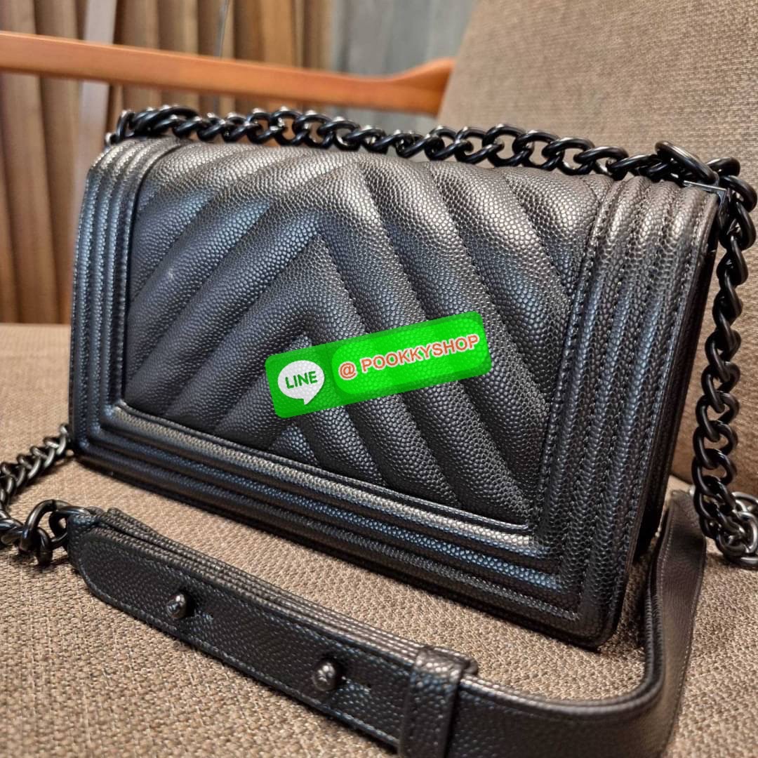 Chanel รุ่นสุดฮอต ดีไซน์อะไหล่ดำ เรียบหรูมากๆ!! วัสดุหนังลายคาร์เวีย ทรงคลาสสิคที่สาวๆห้ามพลาด!! ในราคาสุดจะคุ้มจากเคาน์เตอร์ dutyfree เปิด-ปิดกระเป๋าด้วยตัวล็อค ภายในโล่งกว้าง ไซส์ใหญ่ใส่ของได้เยอะ มีช่องแยกในกระเป๋า มาพร้อมสายสะพายโซ่สลับหนังรองบ่า (ถอด
