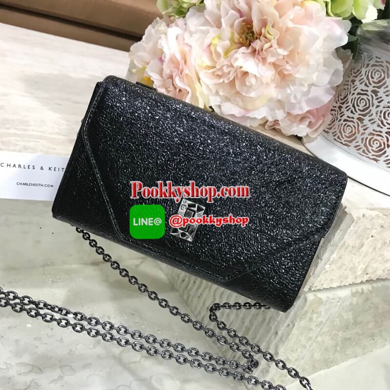 Don’t Miss! NEW! CHARLES & KEITH Embellished Turn-Lock Clutch กระเป๋าสะพายคลัชทรงกล่องรุ่นใหม่ชนช็อปวัสดุ Synthetic Leather มีเทคเจอร์สีเมทัลลิคดูมีดีเทล เปิดปิดด้วยตัวล๊อคปั้มแบรนด์ดีไซน์สวยหรู ด้านหลังประดับโลโก้ ภายในโล่งมีช่องซิปหัวซิปแบรนด์ ใส่มือถือ