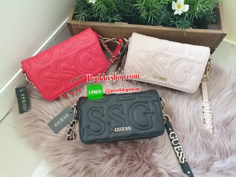 Guess Woman's Crossbody Bag กระเป๋าสะพายข้าง รุ่นนี้มีสายคล้องมือเป็นพวงกุญแจ สามารถถอดออกได้ และมีดีเทลเก๋ๆ ที่คล้องมือเป็นโลหะชื่อแบรนด์ร้อยหนัง สามารถเคลื่อนได้ในสาย เปิดปิดด้วยกระดุมแม่เหล็ก ด้านในเป็นช่องกว้าง บุผ้าลายแบรนด์ มาพร้อมสายสะพายยาวโซ