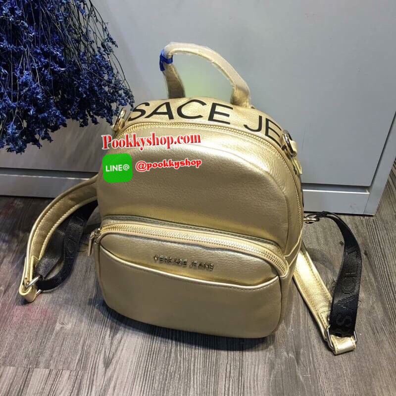VERSACE JEANS BACKPACK BAG (VJ) กระเป๋าสะพายเป้จากแบรนด์ดัง วัสดุ PU คุณภาพดี นิ่ม ด้านในโล่งกว้าง มีช่องซิปหนึ่งช่อง ช่องเล็กใส่ของแยกเป็นสัดส่วน ด้านหน้ามีช่องซิปและช่องใส่มือถืออีกหนึ่งช่อง ซับในลายแบรนด์ รุ่นนี้สามารถสะพายได้ถึง2แบบ ราคาสุดคุ้มค่ะห้าม