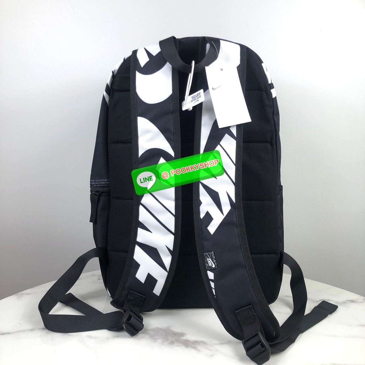 กระเป๋าเป้ NIKE เปิด - ปิดกระเป๋าด้วยซิป ด้านหน้ามีช่องซิปใส่ของ 1 ช่อง ด้านบนเป็นซิปคู่ ภายในโล่ง ด้านข้างมีช่องใส่ของทั้ง 2 ฝั่งค่ะ หูหิ้วด้านบนสูง 8 cm สายสะพาย สามารถปรับได้ Free Size