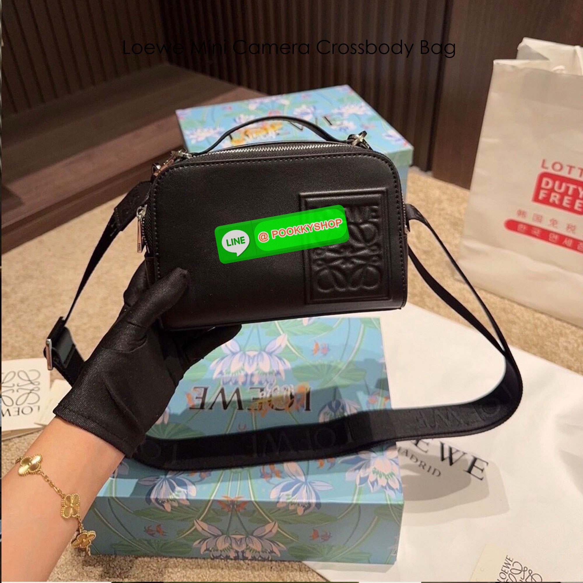 🕊️ พร้อมส่ง | Loewe Mini Camera Crossbody Bag กระเป๋าสะพายทรงกล่อง เรียบหรูเป็นเอกลักษณ์ อย่างแท้จริง ปั้มโลโก้โดดเด่นสีเดียวกับพื้นหนัง ให้ความรู้สึกเรียบง่ายแต่แฝงความคลาสสิกในตัว เรียกได้ว่าไม่ซ้ำใคร!! สวยอยู่ทรง เปิด-ปิดกระเป๋าด้วยซิป มาพร้อมส