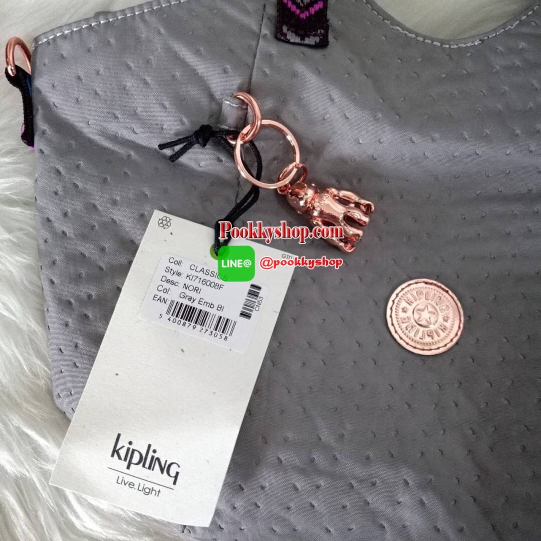 KILING NORI Handbag & Shoulder bag กระเป๋าถือหรือสะพายขนาดกลาง ทำจากวัสดุ ผ้า Nylonเคลือบ+Polyester น้ำหนักเบา จุดเด่นที่ช่องหลักมีขนาดใหญ่ พร้อมช่องซิปแยกย่อย สามารถใส่สัมภาระได้เยอะ มาพร้อมสายสะพายยาว สามารถปรับระดับได้ตามความต้องการ มีพวงกุญแจลิงห้อยตา