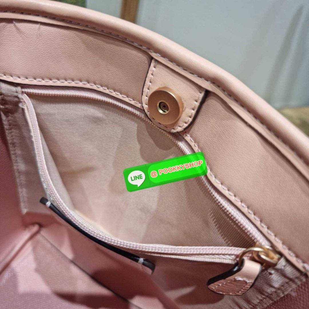 🔆 Model COACH CU394 COACH x OBSERVED BY US CITY BUCKET BAG IN SIGNATURE CANVAS 🔆 Details ใหม่! กระเป๋าสะพายทรงบัคเก็ต ดีไซน์รูปทรงคลาสสิค อินกับกระแสสุดๆ ตกแต่งลวดลายให้น่าใช้ขึ้น และยังมีกระดุมแม่เหล็กปิดปากกันของหล่น มาพร้อมสายสะพายถึง 2