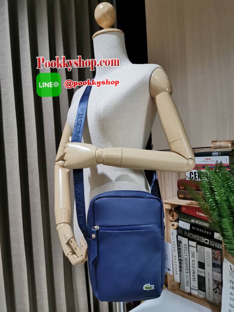 ห้ามพลาด‼️ NEW ARRIVAL! SAFFIANO SHOULDER BAG รุ่นใหม่ล่าสุดจาก Factory ดีไซน์ Unisex ใช้ได้ทั้งชายและหญิง วัสดุหนัง Saffiano เนื้อหนาอยู่ทรงสวยดูดี ด้านหน้ามีโลโก้แบรนด์ มี1ช่องใส่ของช่องหลักเปิดปิดด้วยซิปสะดวกใช้ ภายในมีช่องใส่ของและช่อง