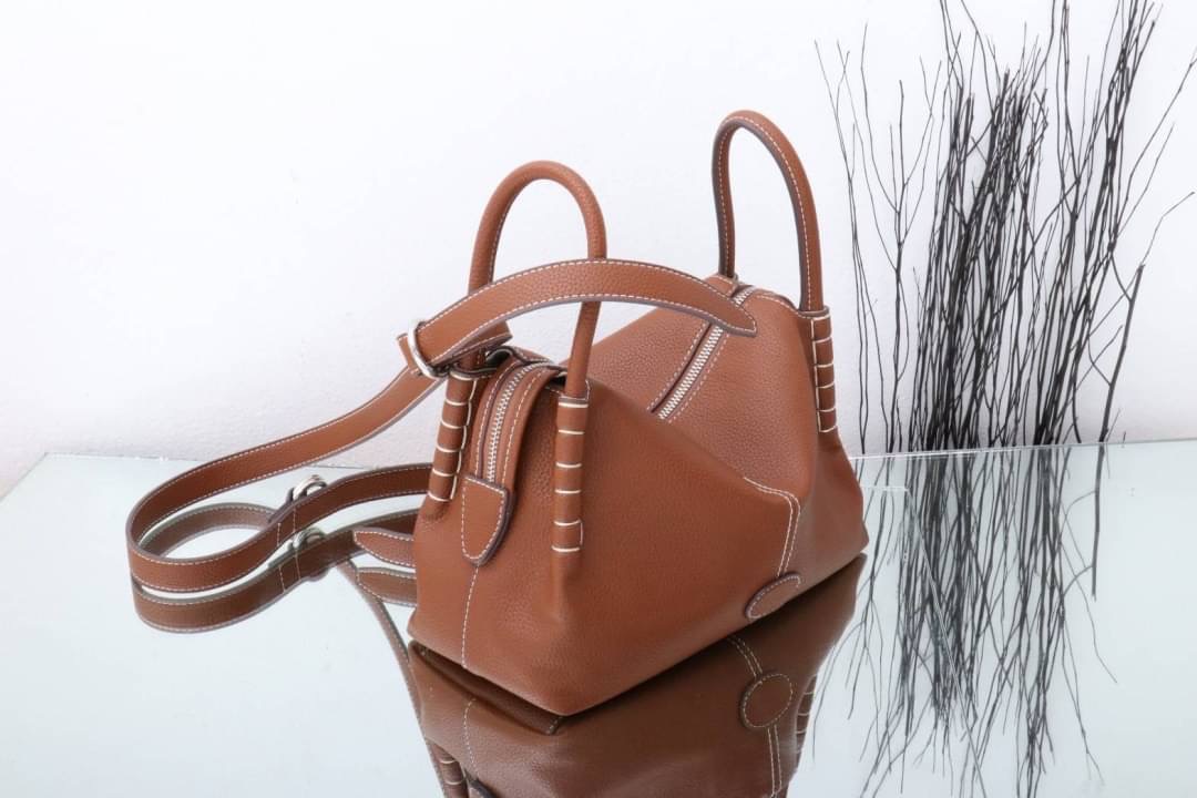 TOD’S กระเป๋าทรงหมอน สไตล์ lindy มีหูหิ้วและสายสะพายยาว เรียบหรูดูดี เท่ห์ๆ จุของได้เยอะ ใส่ของใช้ชีวิตประจำวันได้เต็มเปี่ยม น้ำหนักเบาใช้งานง่าย งานเกรดพรีเมี่ยมสุดๆ