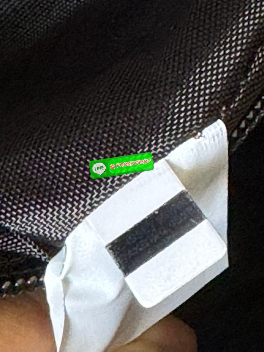 Baobao issey miyake Sling shoulder bag ดีไซน์เอกลักษณ์เฉพาะตัว ใส่ของได้เยอะ ช่องกระเป๋าเป็นระเบียบ โดยโดดเด่นด้วยแผ่นรูปสามเหลี่ยมอันเป็นซิกเนเจอร์ในการจัดเรียงสลับกัน รุ่นนี้ยังมีจุดเด่นในเรื่องคุณสมบัติการใช้งาน ภายในมีช่องบุหนาสำหรับใส่โน้ตบุ้คได้ สำห