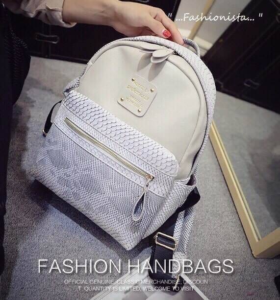 รุ่นนี้ถามกันมาเยอะ จัดมาเพิ่มให้อีกรอบ งานลายนูน 3มิติ ไม่ใช่สกรีนลาย พร้อมส่งครบสีเลยค่ะ!! HOT ITEM KOREA BACKPACK พร้อมส่งจ้าา แบบขายดี คุณภาพเริ่ด กระเป๋าเป้แบ็คหนัง pu เน้นจุดเด่นที่ตัวหนังที่ผสมผสานเนื้อแมทสีพื้นตัดต่อหนังลายงูนูนมีมิติสวยลงตัวมาก ว