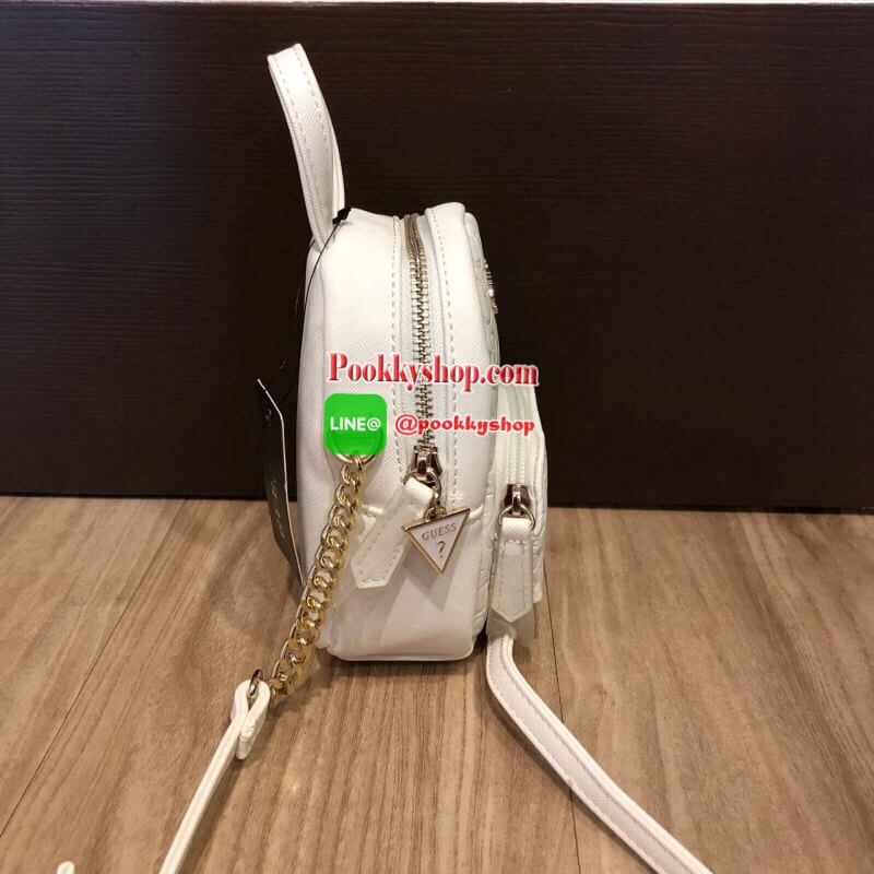 GUESS Factory Women's Evan Mini Crossbody กระเป๋าสะพายใบเล็กสุดน่ารักจาก guess มาแล้วค่า ไอเท็มสุดน่ารัก วัสดุทำจาก pu สกรีนลายสุดน่ารัก ด้านหน้ามีโลโก้ มีพวงกุญแจสวยเก๋ สายสะพายมีสายโซ่สลับหนังปรับได้ 5 ระดับ ด้านบนมีหูหิ้วจับถนัดมือ กระเป๋ามี 1 ช่อ