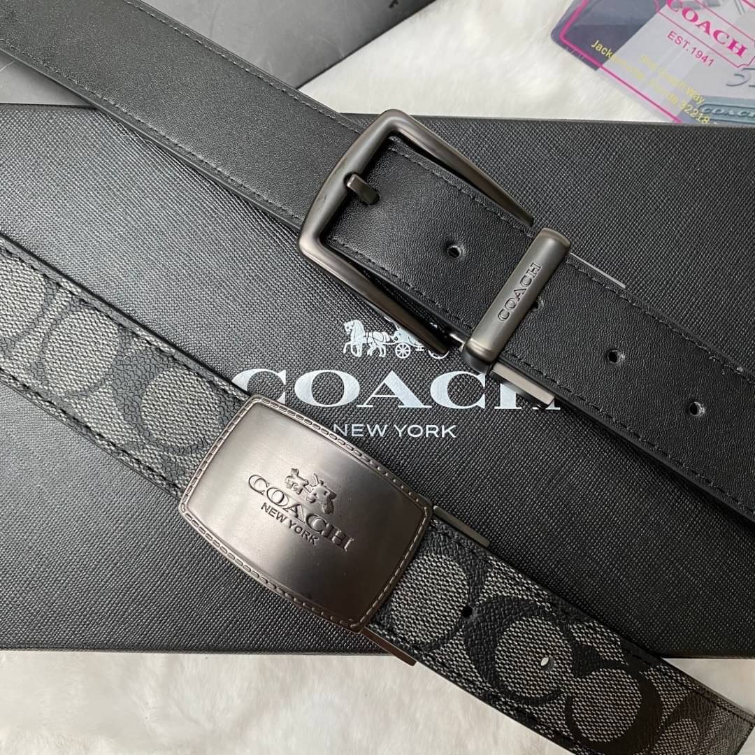 Set เข็มขัด coach 2 หัว ใส่แบบเจาะรูเข็มขัด สายลายC นูนสลับกับด้านเรียบ สลับใช้ได้ 2 ด้าน ทั้งยังสามารถเจาะรูเพิ่มได้ รุ่นนี้มาพร้อมป้ายแท็กแบรนด์ หัวเข็มขัดใส่ได้ง่าย ถอดได้ไม่ยาก ซื้อเป็นของขวัญของฝาก ดูดีมากๆเลยนะคะ