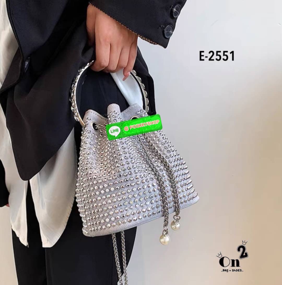 New arrivals 👜👜กระเป๋าแฟชั่นมาใหม่ ทรงขนมจีบ เปิดปิดแบบหูรูด วิ้งๆ น่าใช้มากค่ะสายสะพายโซ่แบบ Cross body จับจองกันเลยคร่าสาวๆไม่มีไม่ได้แล้ว สวยทุกสีคร่า