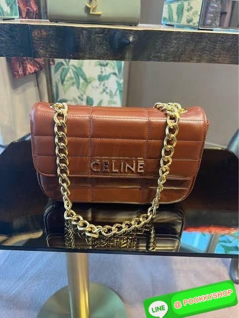 CELINE CHAIN SHOULDER BAG MATELASSE MONOCHROME กระเป๋าเทรนด์กระเป๋าสุดฮอตแต่ยังคงความคลาสสิก รุ่น Matelasse Monochrome ล่าสุดของ Celine ด้วยดีไซน์กระเป๋าที่หรูหราและแมทช์กับการแต่งตัวง่าย จึงครองใจสาว ๆ ได้ไม่ยาก โดยเป็นกระเป๋าสะพายไหล่ที่อัดแน่นด้วยกลิ่น