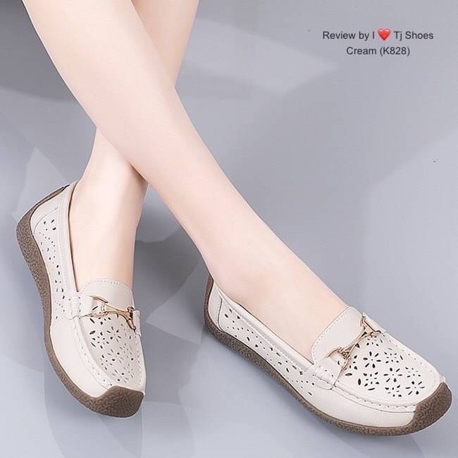 พร้อมส่งรุ่นนี้เกร๋มาก ขายดีมากบอกเลยจ้า !!! รองเท้าผ้าใบเพื่อสุขภาพนำเข้า น้ำหนักเบา หนังนิ่มมากๆ สวมใส่ง่ายใส่นิ่มสบายสุดๆ ส้นยางอย่างดีช่วยลดแรงกะแทกได้ดี จับแมทกับชุดง่าย ใส่แล้วดูเกร๋มากๆ แถมใส่ได้ตลอด ไม่มีเอ้าท์ ของจริงงานดี สวยตรงปกแน่นอน เพราะทาง